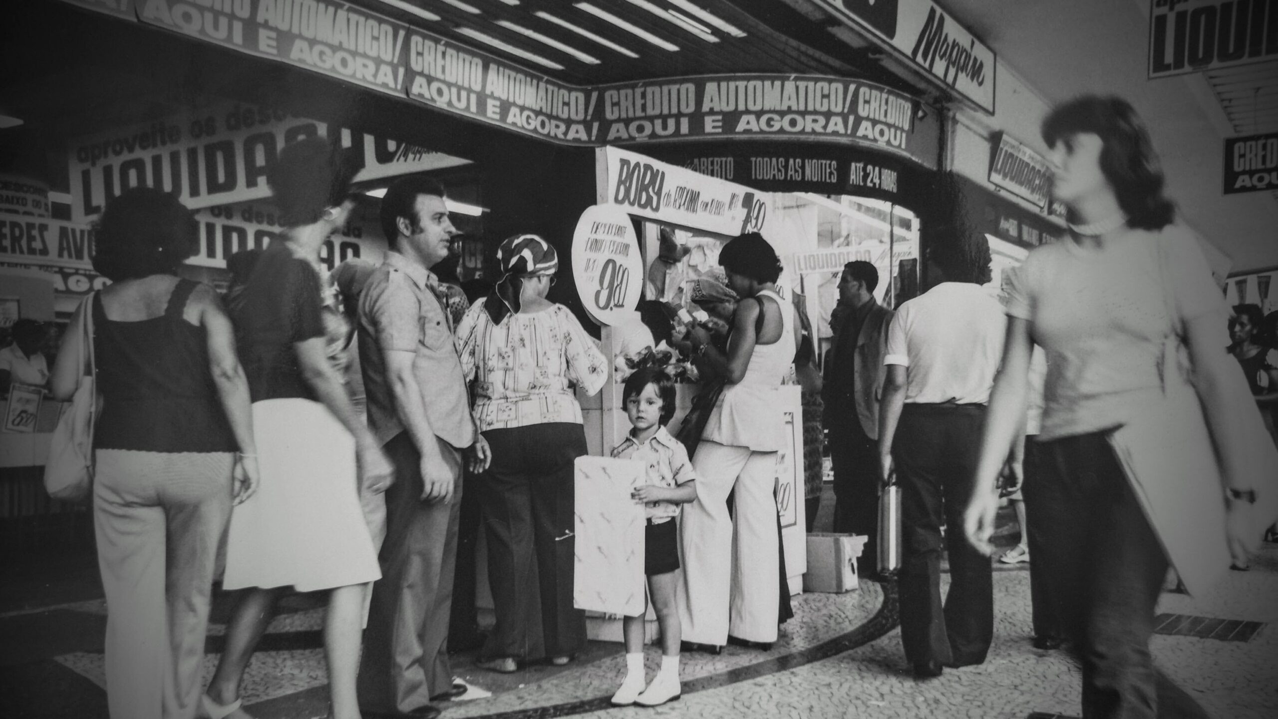 Garoto com uma caixa de presente